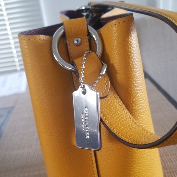 Coach Mustard Yellow Leather Shoulder Bag the detachable strap is missing❤ - Picture 4 of 10